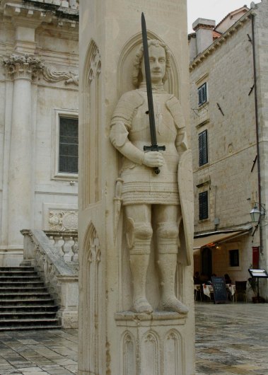 The Orlando column in Luza Square. (Photo by Peggy Mekemson.)