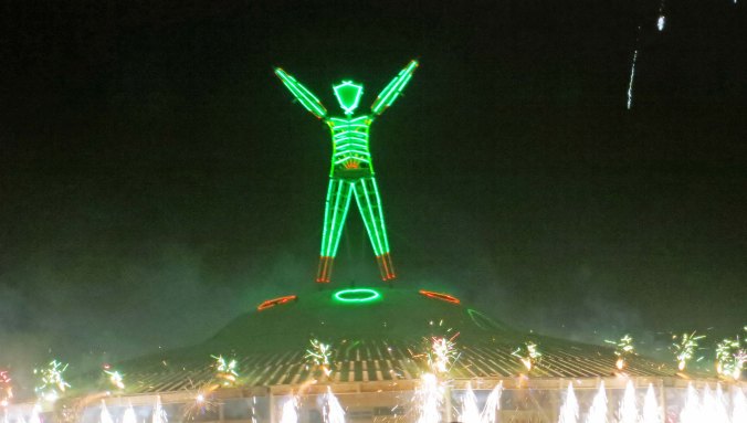 Flying saucer seems to prepare for takeoff at Burning Man 2013.