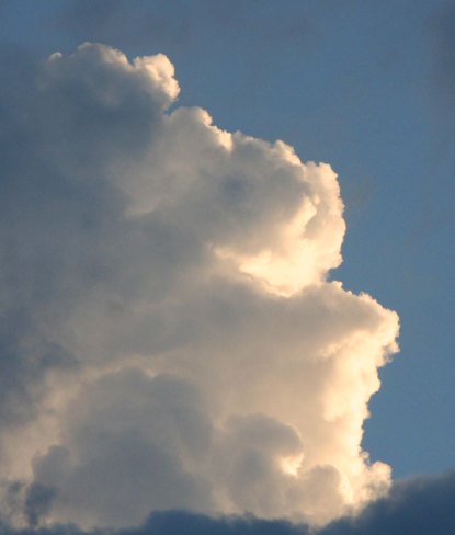 Clouds always add drama to sunsets. We watched as this impressive cumulous cloud changed from white, to golden, to pink. (Photo by Peggy Mekemson.)