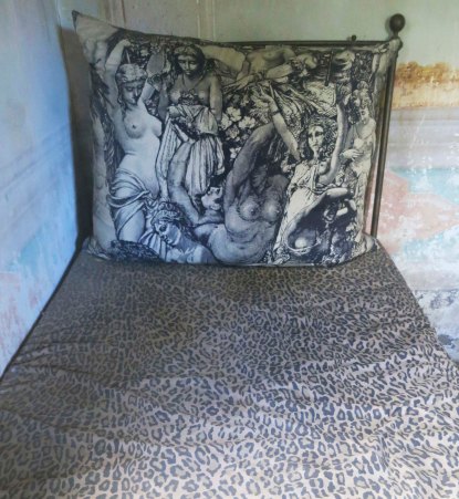 This antique bed with its wild pillow was rather interesting. Wonder if it dated to the days of Richard and Liz?