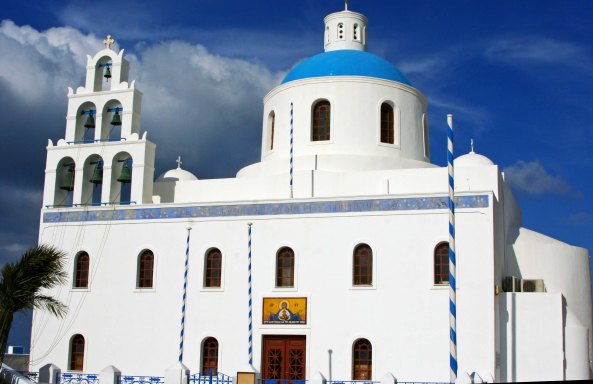 The Church of Panagia Platsani is the first church we encountered in Oia. (Photo by Peggy Mekemson.)