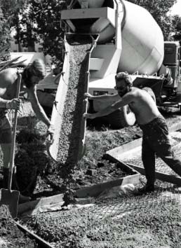 Pouring concrète for the cement pad.