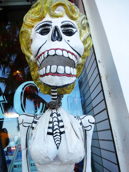 I wondered if this blond bombshell with her generous boobs wasn't a Marilyn Monroe Catrina.