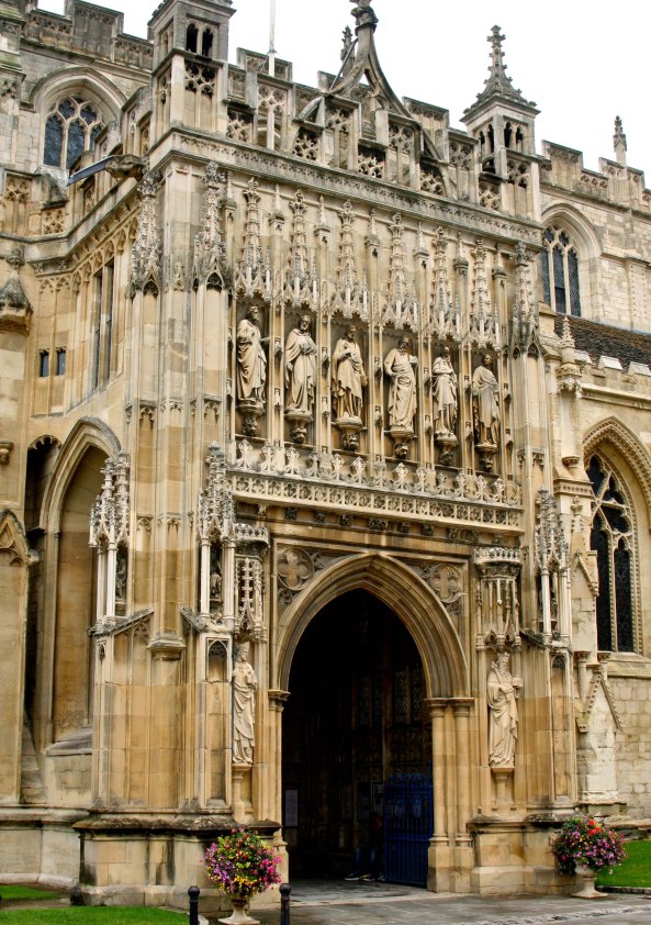 A front view of Glouchester Cathedral.