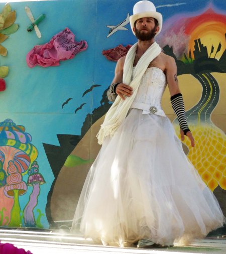 And this well-dressed bride.