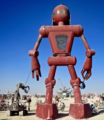  2015 Burning Man robot faces the playa and Medusa