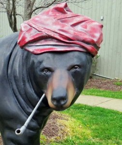 Bear sculpture in Cherokee, North Carolina smoking pie and dressed like an artist.