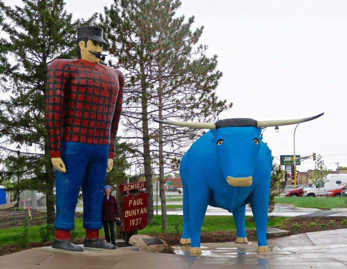 Paul Bunion and his Blue Ox Babe in Minnesota. Peggy is standing next to Pau's leg to prove a perspective on size.