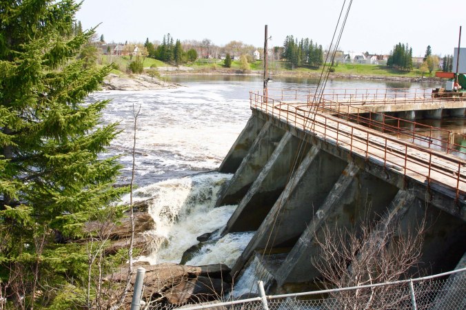 The Kapuskasing River provides hydro-electric power for the town of Kapuskasing.