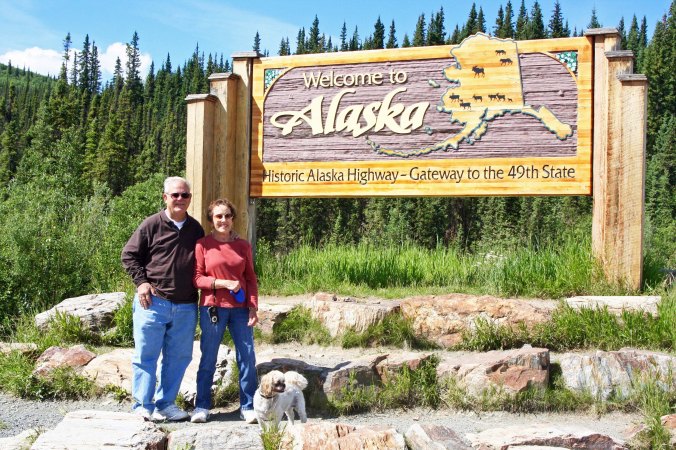 Bob Bray, Linda Hart on Alaska-Yukon border